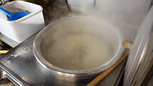 천원 짜장면! 오천원짜리 탕수육 시키면 무료 black bean noodles / korean street food смотреть онлайн
