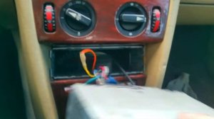 Лайфхак как достать магнитолу без ключей