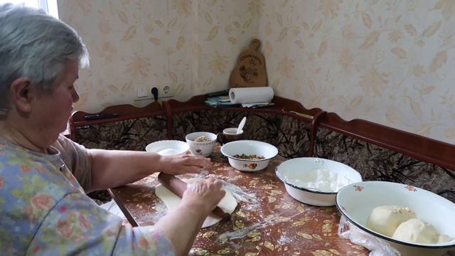 ДОМАШНИЕ РУЛЕТЫ С ИЗЮМОМ И ОРЕХАМИ. ГОТОВИМ БЫСТРО И ВКУСНО. смотреть онлайн