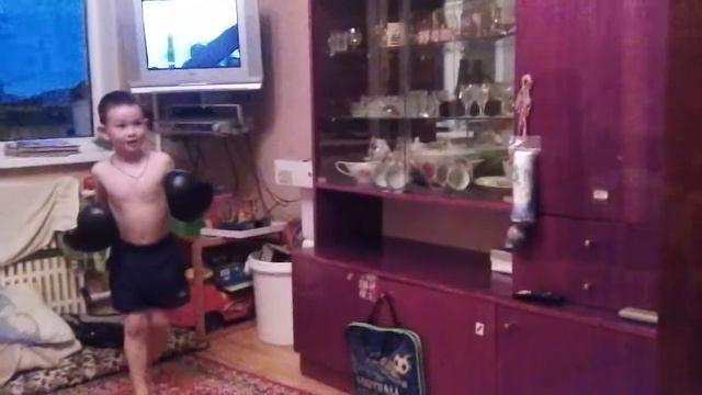 Кто сильнее большой или маленький человек? смотреть онлайн