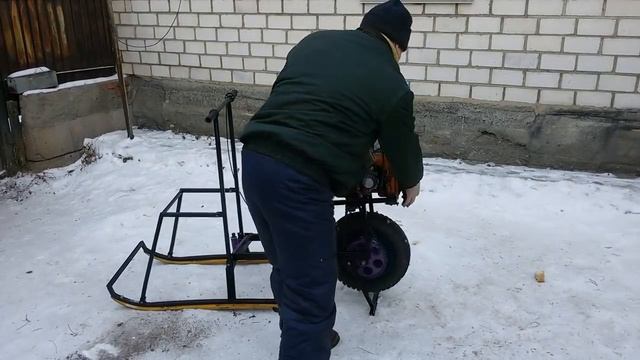 Крутая самоделка из бензопилы и детских лыж. смотреть онлайн