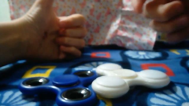 Какой спинер лучше синий или белый пишите в коментах. 1синий 2красный смотреть онлайн