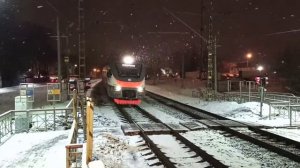 Вандалы разрисовали почти всю электричку|Прибывает электропоезд ЭП2д разрисованный граффити|МЦД D1