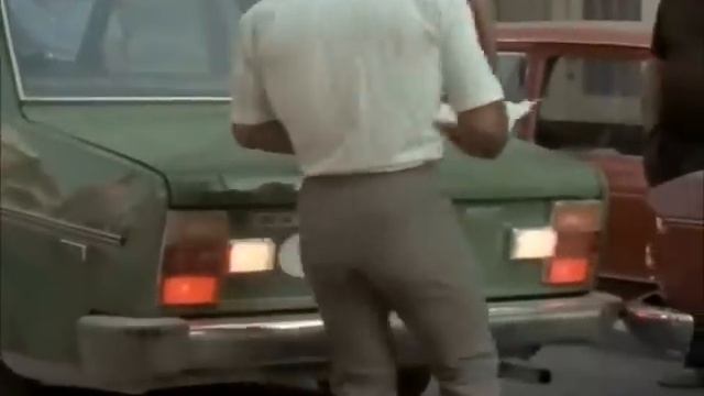 Franco Columbu lifts a car in Pumping Iron смотреть онлайн