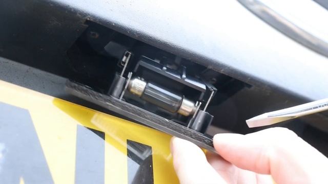 Ford Focus Mk2: How To Replace Number Plate Bulb смотреть онлайн