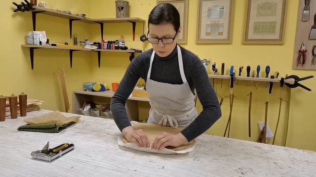 Как качественно и красиво поменять обивку сиденья стула смотреть онлайн