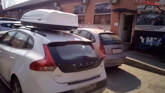 Вольво V40 (Volvo V40) с автобагажником-боксом Koffer A-440 смотреть онлайн