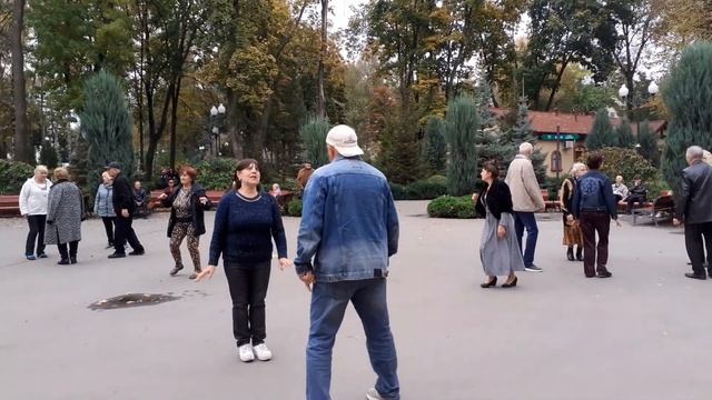 СИНИЙ, СИНИЙ ИНЕЙ!/ ТАНЦЫ В ПАРКЕ ГОРЬКОГО ХАРЬКОВ ОКТЯБРЬ 2020 смотреть онлайн