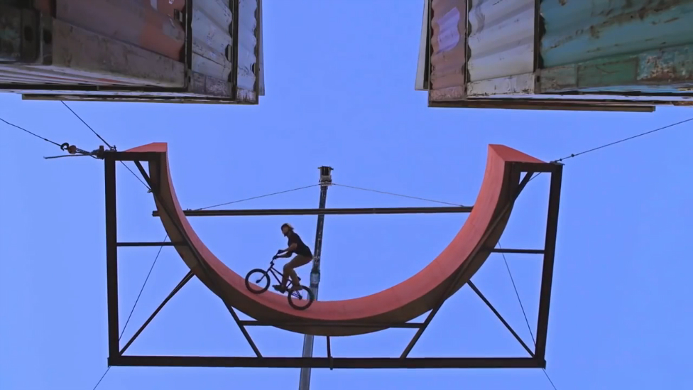 Дрю Безансон катается по контейнерам смотреть онлайн