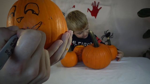 Как вырезать тыкву на Хеллоуин с ребенком // Готовимся к Хеллоуин // Pumpkin carving for Halloween смотреть онлайн
