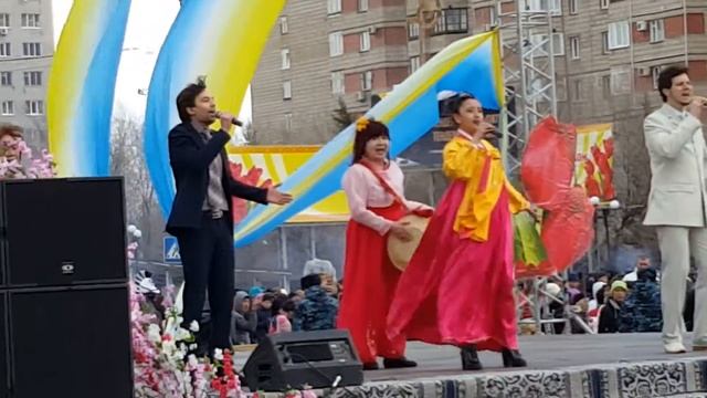 Корейская песня 금강산 ("Гымгансан") на центральной площади города Усть-Каменогорска смотреть онлайн