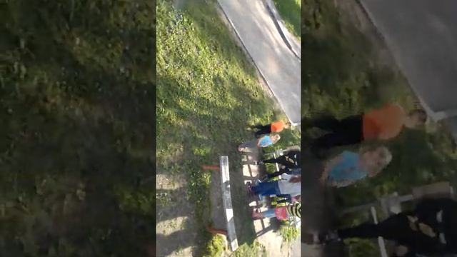Мальчик Цыган подарил Русской Девочке цветы!! Шок!!!! смотреть онлайн