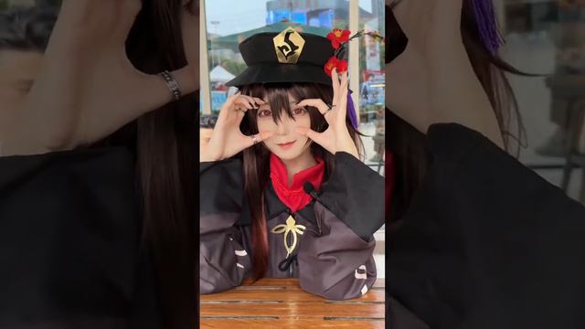 Милая девушка косплей на Ху Тао из геншина смотреть онлайн