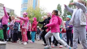 Танцевальный флешмоб в начальной школе.