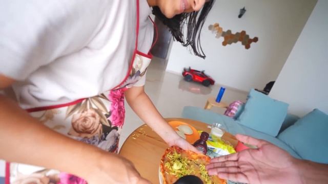 TRYING WIERD INDIAN FOOD (Maggi Milkshake) смотреть онлайн