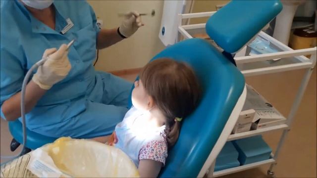 Дети у стоматолога первый раз в жизни Детский зубной врач сверлил и лечил так что ребенок радовался смотреть онлайн