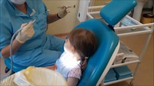 Дети у стоматолога первый раз в жизни Детский зубной врач сверлил и лечил так что ребенок радовался