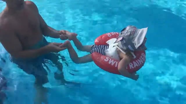 Надеваем круг SWIMTRAINER и плаваем с малышом смотреть онлайн