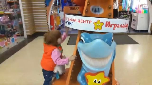 MaxiPlaying and MiniShopping. Играем на игровых автоматах и покупаем подарочки. смотреть онлайн