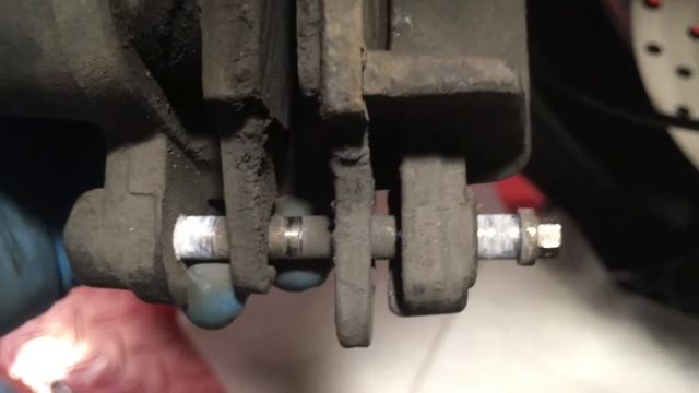 GSF 650 Bandit Changing the Front Brake Pads : Front Brake Series смотреть онлайн