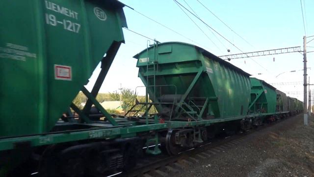 Тепловоз 2ТЭ10М-2282 с грузовым поездом смотреть онлайн