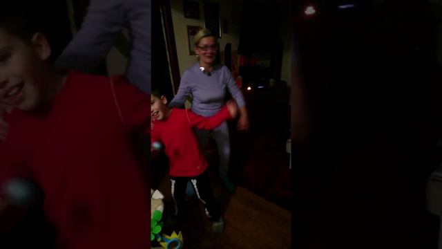 Бабушка с внуком не слабо зажигают))) смотреть онлайн