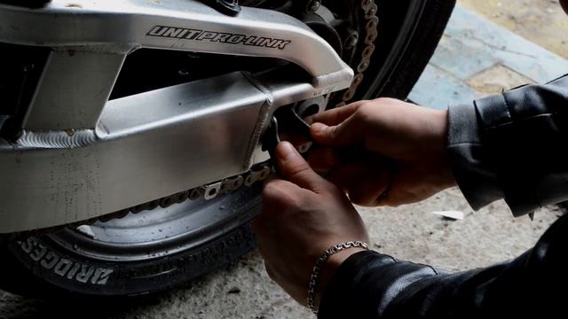 натягиваем ЦЕПЬ МОТОЦИКЛА | натяжка цепи на мотоцикле | CBR600RR смотреть онлайн