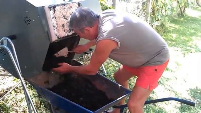 Компостиране на домашни битови отпадъци с JK-250 смотреть онлайн