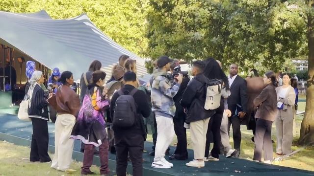 Naomi Campbell Swarmed By Fans When Attending The Burberry Fashion Show In London смотреть онлайн