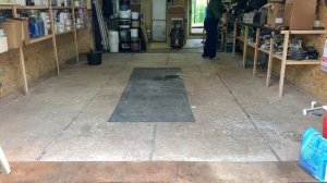 Холодный, влажный, бетонный пол в гараже.