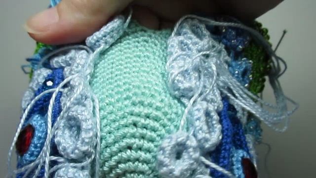 Заканчиваю обшивать вязаными элементами поверхность сумки "Рыбка" смотреть онлайн