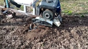 необычный мотокультиватор,фрезы вместо колес.