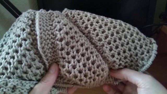 Видео-обзор начала МК по вязанию детского пальто спицами узором "вафельки" регланом сверху вниз смотреть онлайн