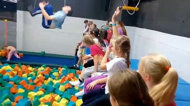 День Рождения в Батутном парке "ВВЕРХ" смотреть онлайн