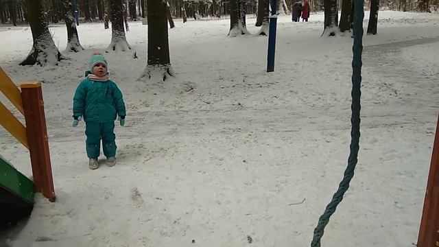 Катаемся на санках и с горки в парке. Играем в прятки и догонялки. смотреть онлайн