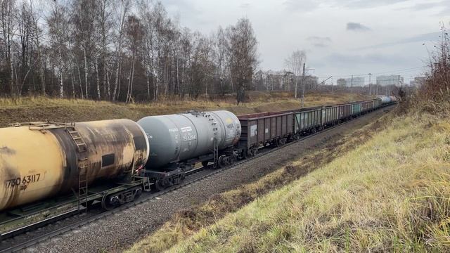 Снова в работе! 2ТЭ25К-0014 с грузовым поездом набирает обороты