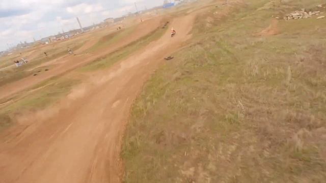 Мотокросс. Преследование мотоцикла по трассе на FPV-дроне. Diatone Roma F5 v2 + Caddx Peanut. смотреть онлайн