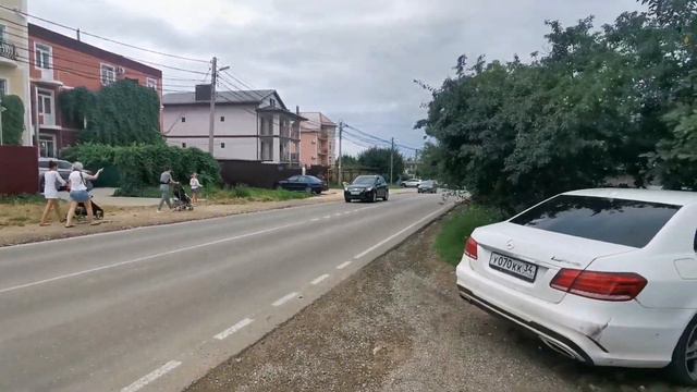 Пешеходы должны двигаться по тротуарам или пешеходным дорожкам, а при их отсутствии - по обочинам смотреть онлайн