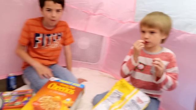 24 Hours Overnight In Air Box Forts! / That YouTub3 Family смотреть онлайн