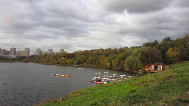Красивое озеро в центральном парке смотреть онлайн