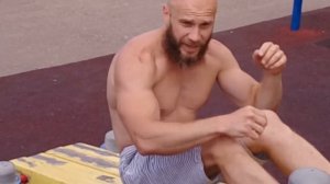 Качаем пресс на скамье.