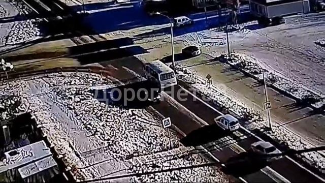 Прадик чуть под автобус не залез. смотреть онлайн