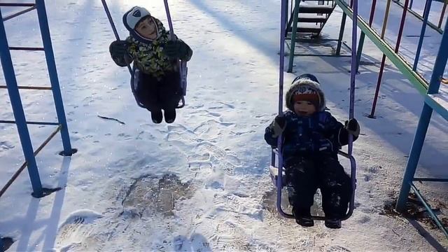 Братики на качелях