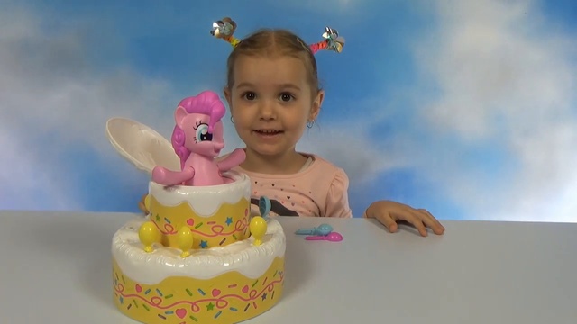 Пинки Пай в торте играем в игру с шариками Poppin's Pinkie Pie unboxing and play смотреть онлайн
