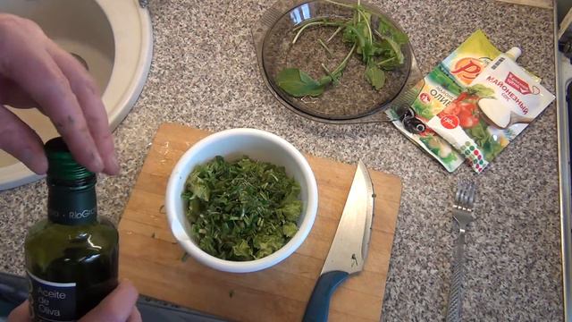 Летний салатик из зелени с огурцом .