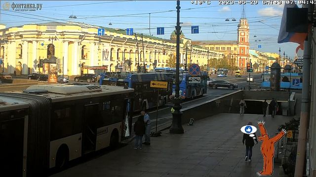 Кто-то вышел из автобуса и дверь слетела с места #авторство Mobotix Webcams Russia. смотреть онлайн