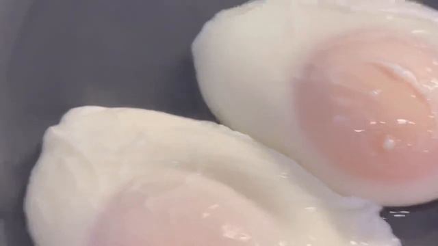 Eggs Benedict with hollandaise sauce/ Сэндвич с яйцом пашот и голландским соусом/ Яйца Бенедикт смотреть онлайн