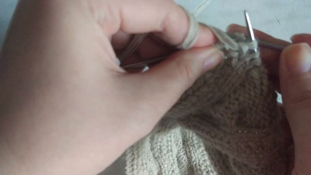 Шапка с поперечными косами спицами смотреть онлайн