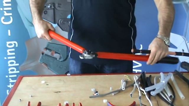 KNIPEX Резание кабеля смотреть онлайн