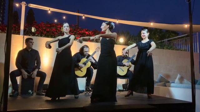 Spanish guitar duet and soft percussion with trio of castanets смотреть онлайн